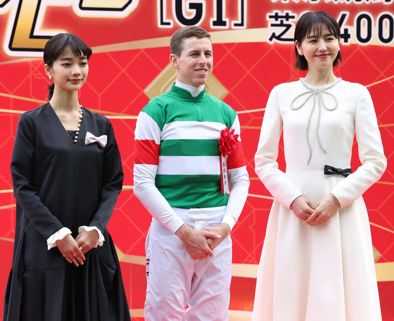 日本ダービーを制してプレゼンターの見上愛（左）、長澤まさみと写真に納まるレーン騎手（撮影・丹羽敏通）