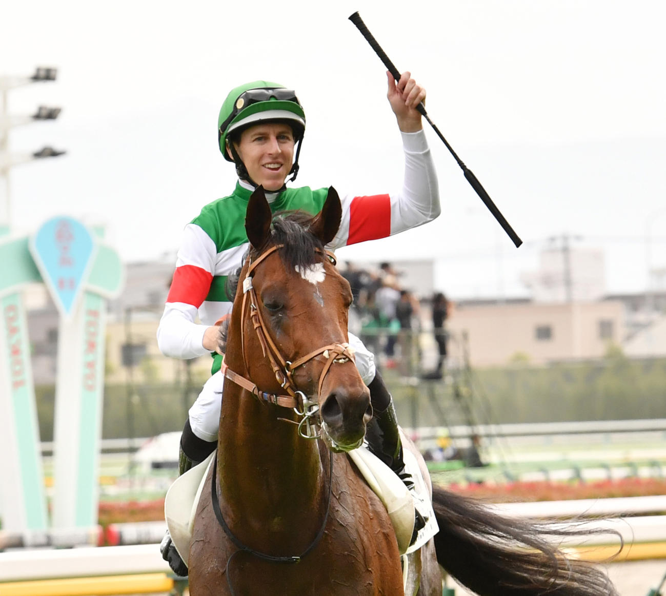 ダービーを制したタスティエーラのレーン騎手はガッツポーズする（撮影・柴田隆二）