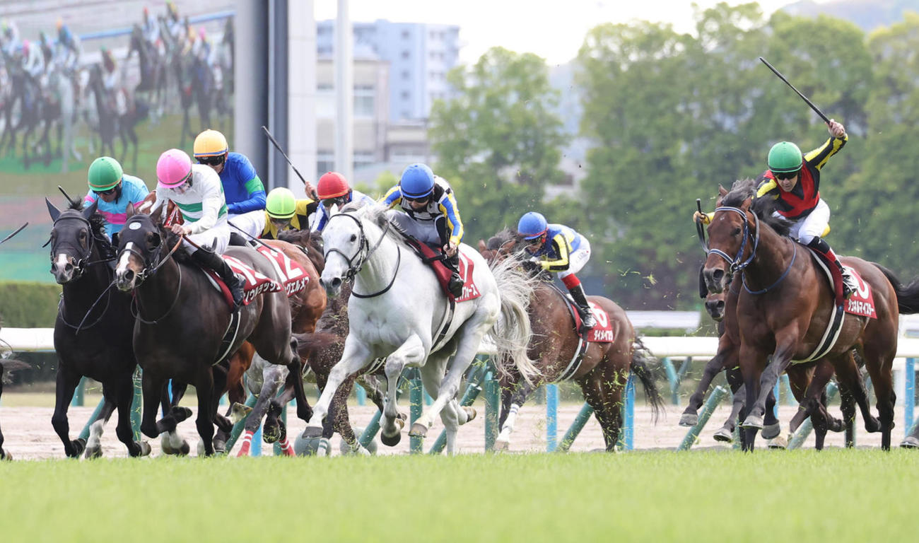 マイラーズC3着のソウルラッシュ（左から2頭目）。右端は勝ったシュネルマイスター