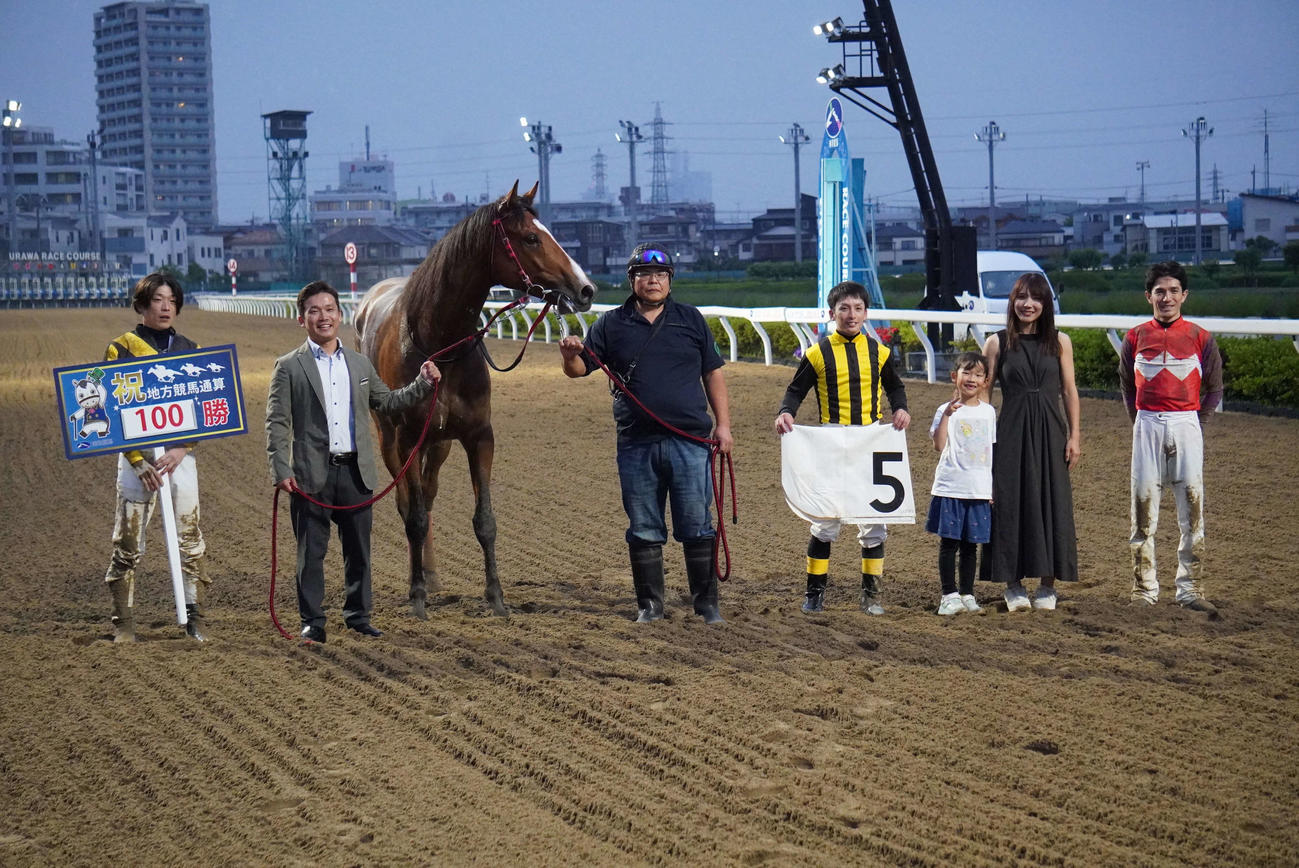 地方通算100勝を達成した林幻師（左から2人目）