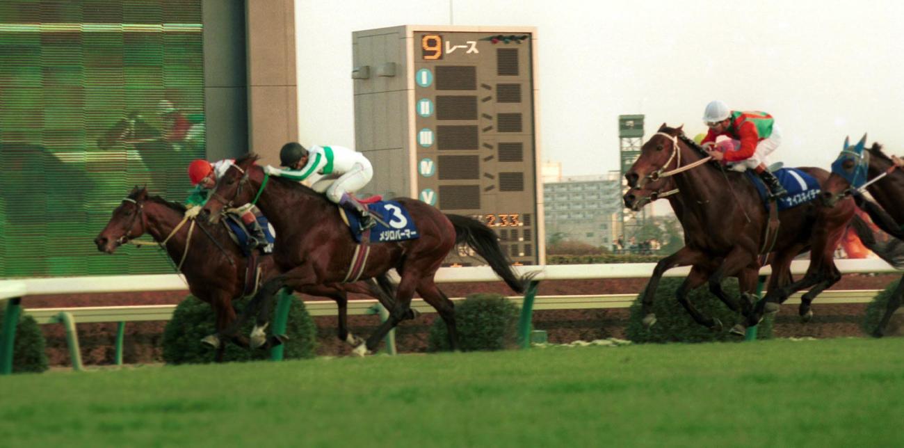 第37回有馬記念の1着メジロパーマー（左から2頭目）、2着レガシーワールド（左）、3着ナイスネイチャ（右）（1992年12月27日撮影）