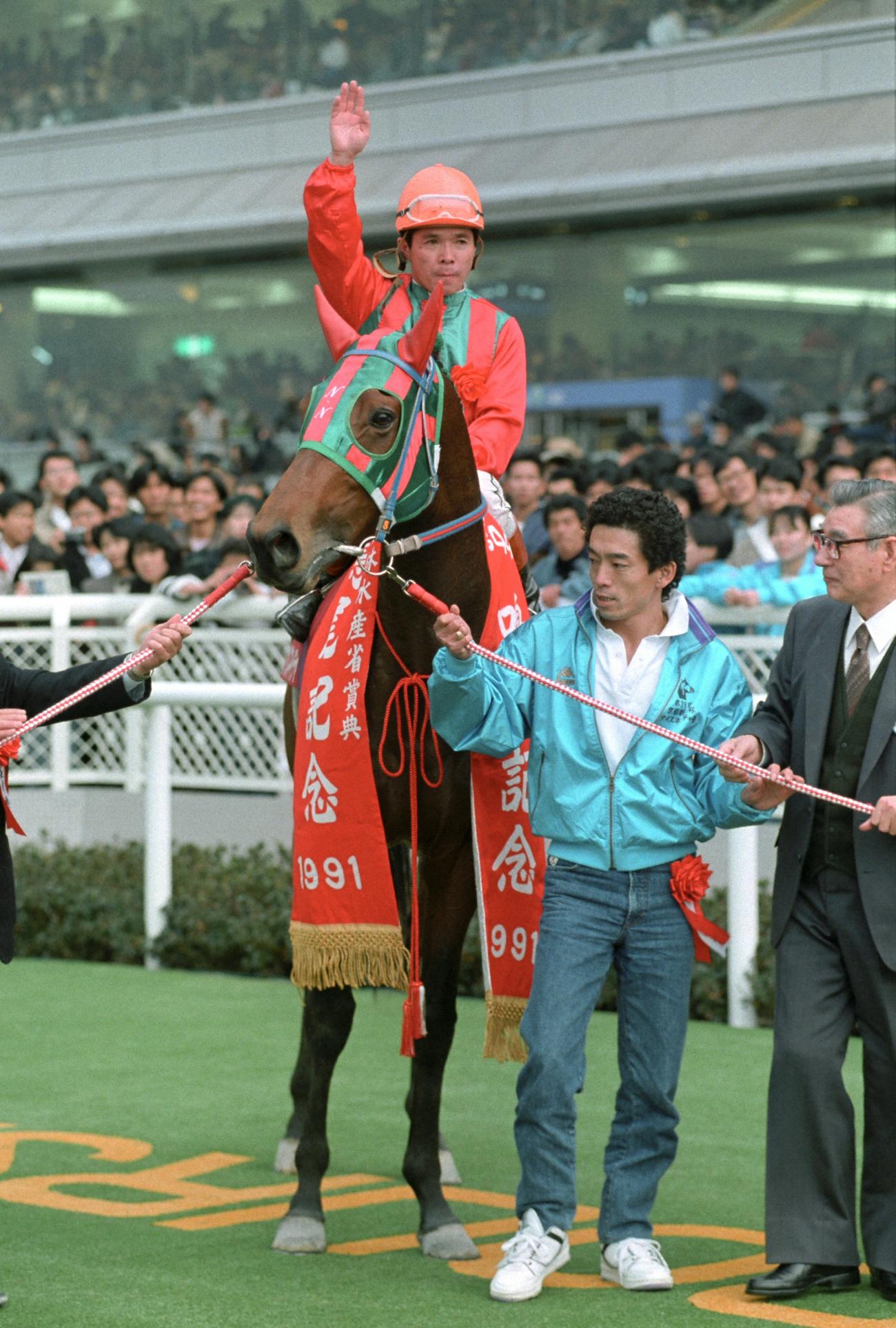 鳴尾記念を制したナイスネイチャと松永昌博騎手（1991年12月8日撮影）