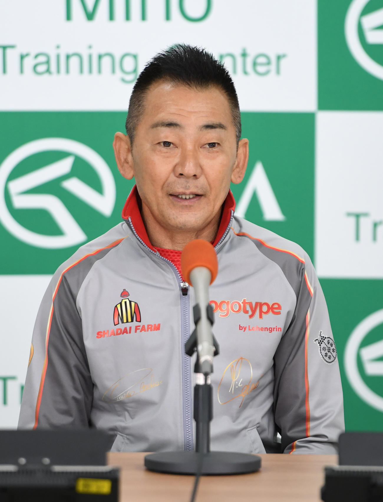 シャンパンカラーの追い切りの後、会見する田中剛調教師（撮影・柴田隆二）