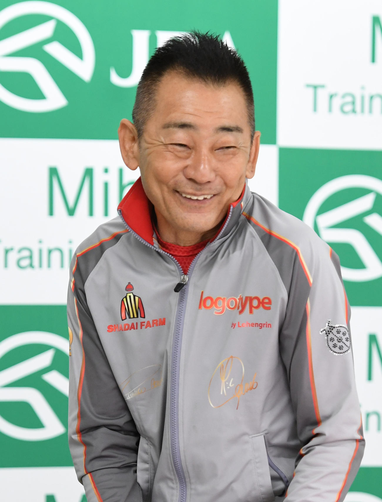 シャンパンカラーの追い切りの後、会見する田中剛調教師（撮影・柴田隆二）