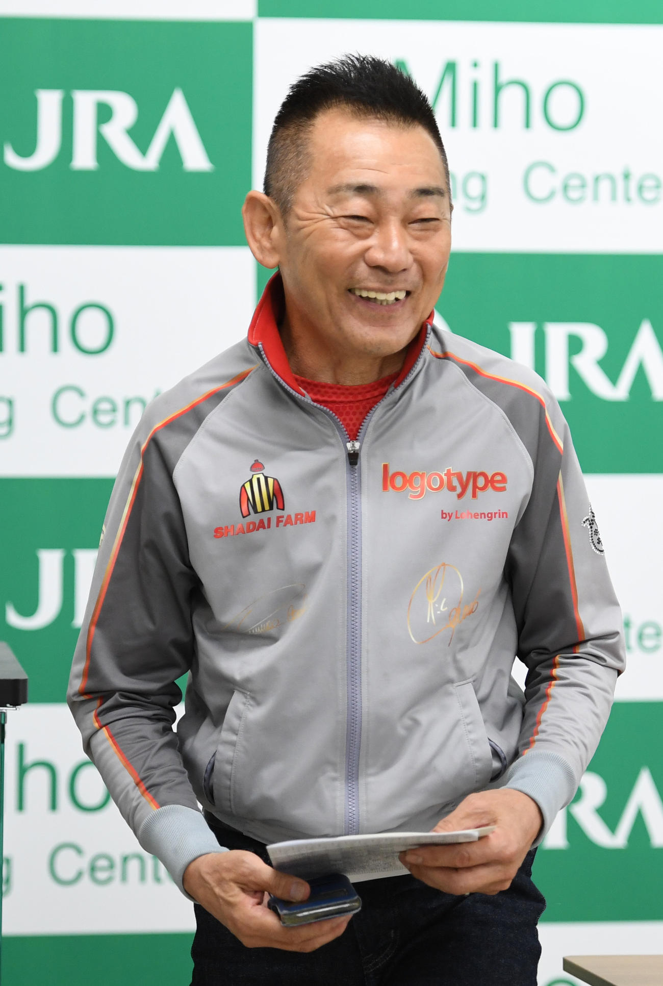 シャンパンカラーの追い切りの後、会見する田中剛調教師（撮影・柴田隆二）