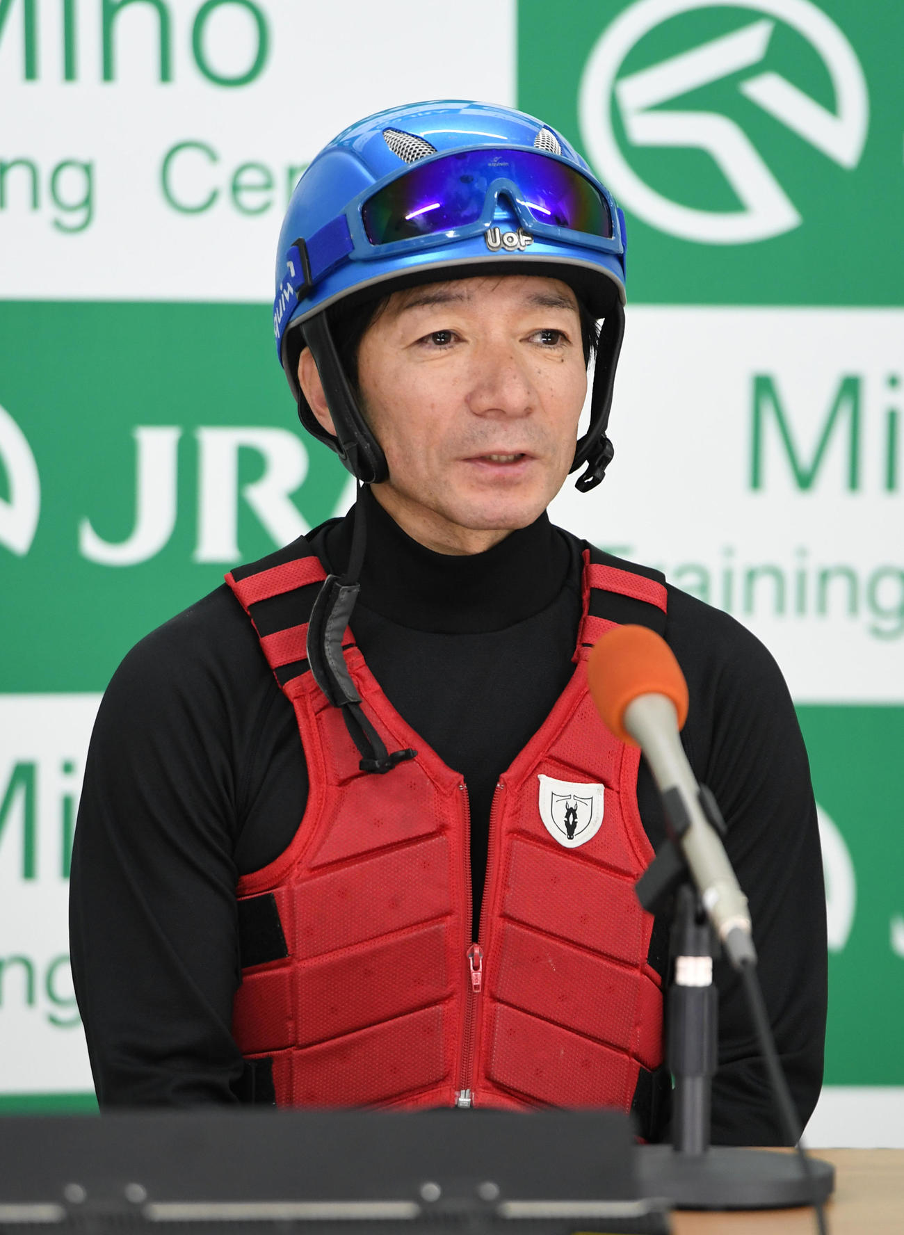 シャンパンカラーの追い切りの後、会見する内田博騎手（撮影・柴田隆二）
