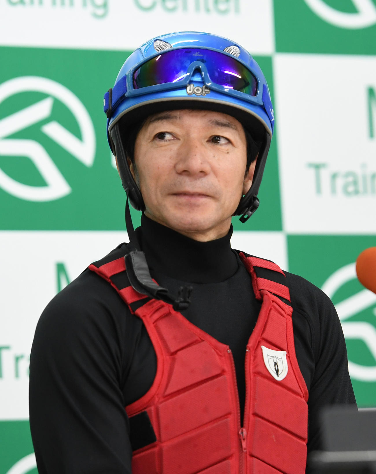 シャンパンカラーの追い切りの後、会見する内田博騎手（撮影・柴田隆二）