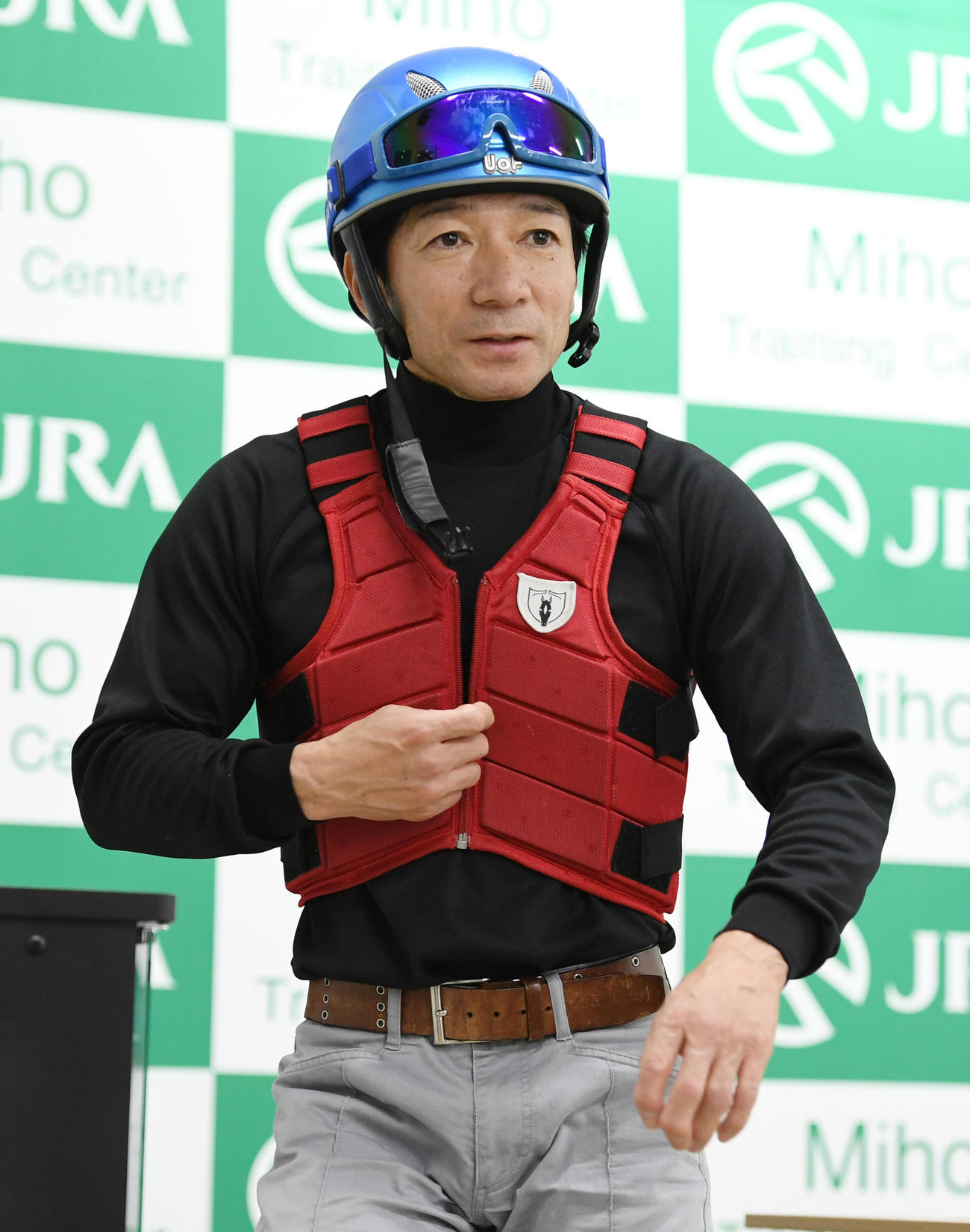 シャンパンカラーの追い切りの後、会見する内田博騎手（撮影・柴田隆二）