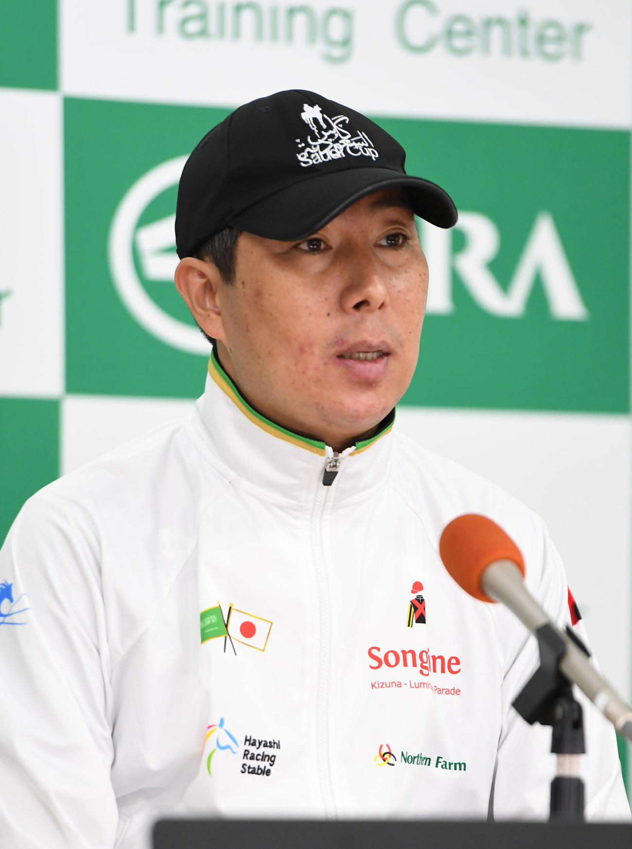 ソングラインの追い切りの後、会見する林調教師（撮影・柴田隆二）