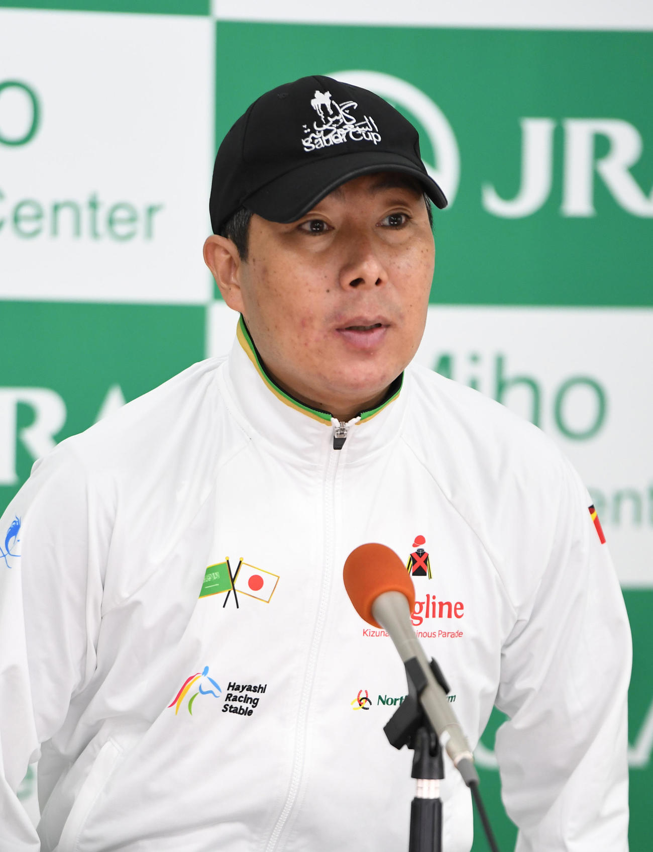 ソングラインの追い切りの後、会見する林調教師（撮影・柴田隆二）