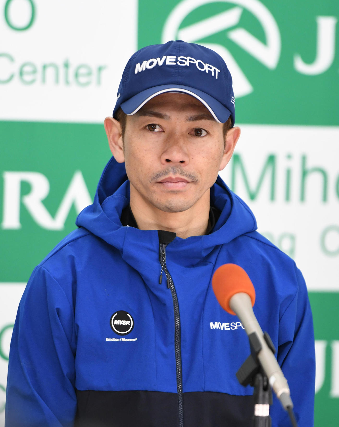 ソングラインの追い切りの後、会見する戸崎騎手（撮影・柴田隆二）