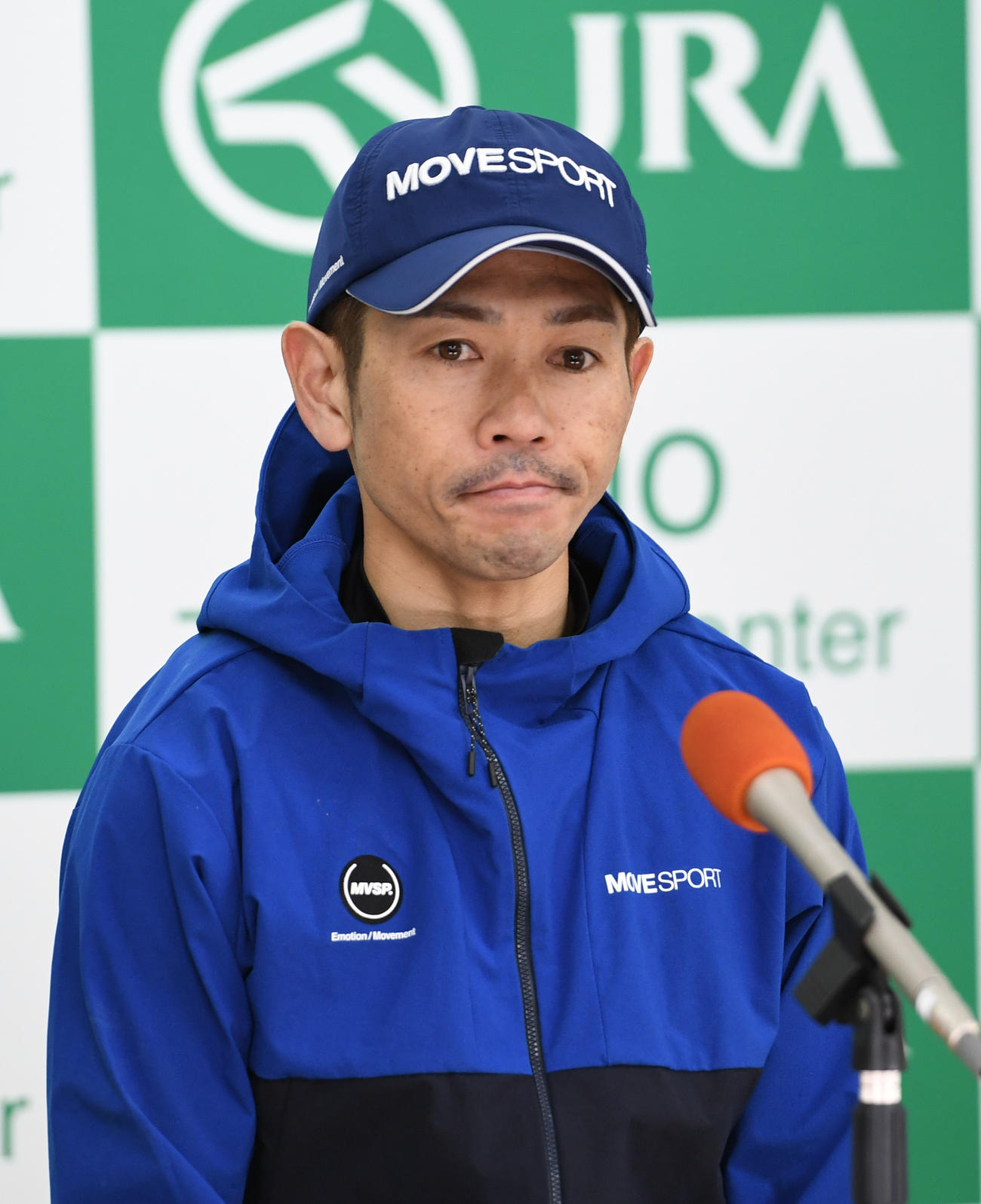 ソングラインの追い切りの後、会見する戸崎騎手（撮影・柴田隆二）
