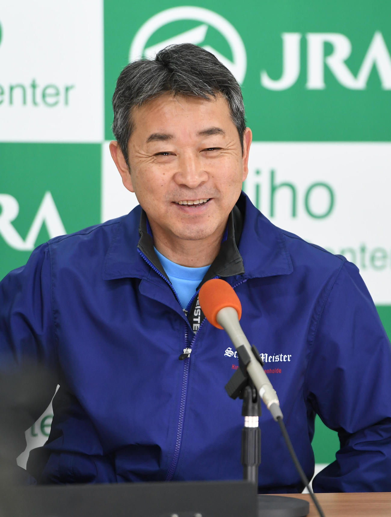 シュネルマイスターの追い切りの後、会見する手塚調教師（撮影・柴田隆二）