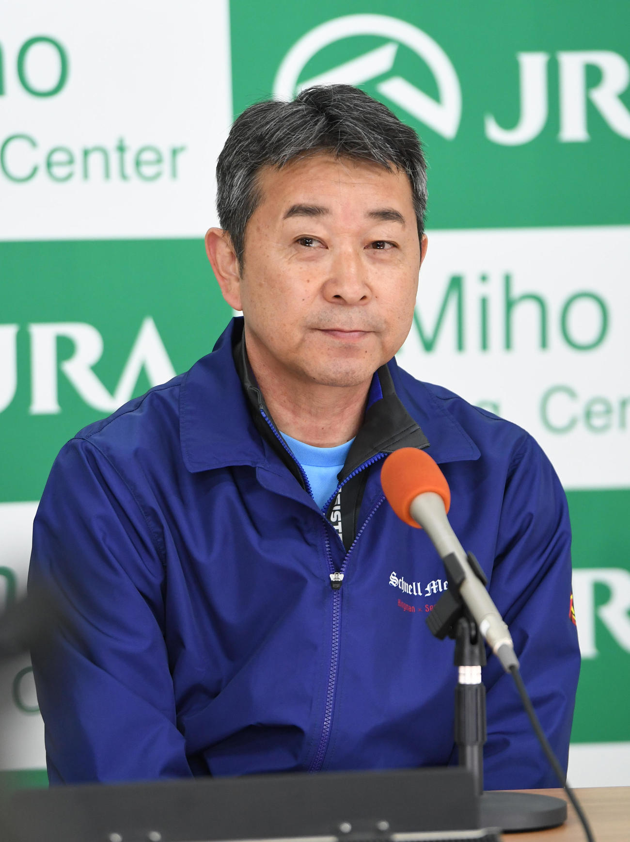シュネルマイスターの追い切りの後、会見する手塚調教師（撮影・柴田隆二）