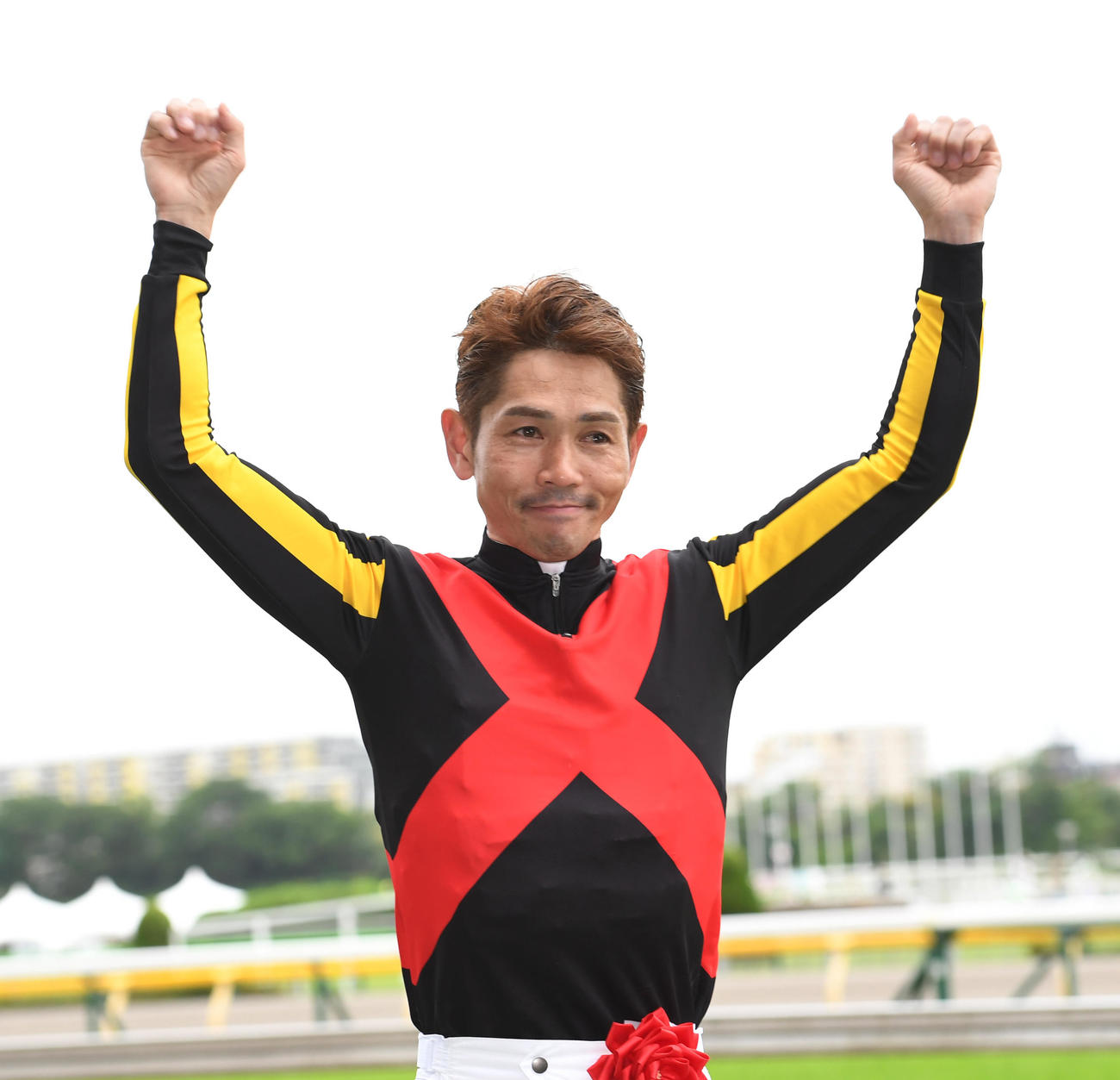 ソングラインで安田記念を制した戸崎騎手はお立ち台でガッツポーズする（撮影・柴田隆二）