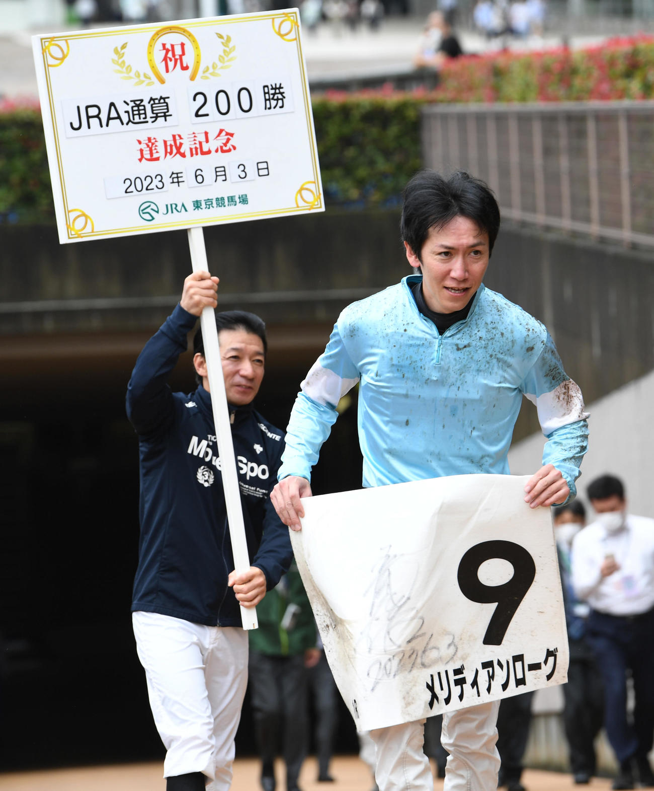 JRA通算200勝を達成した五十嵐騎手。後方はボードを持つ内田博騎手（撮影・柴田隆二）