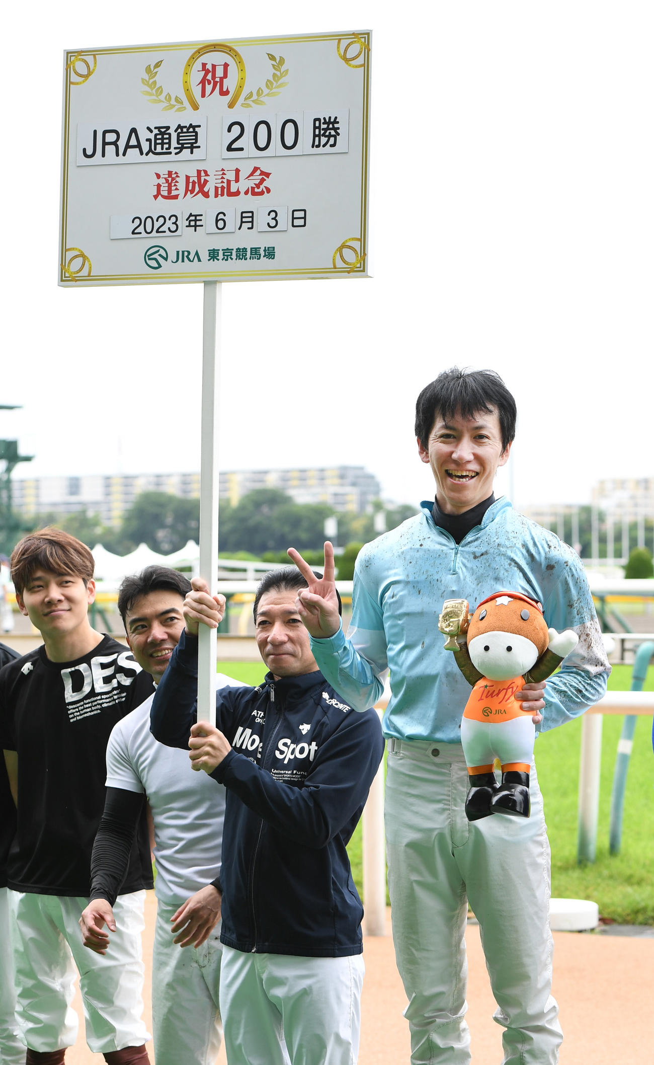 JRA通算200勝を達成した五十嵐騎手（右端）、左から三浦騎手、蓑島騎手、内田博騎手（撮影・柴田隆二）