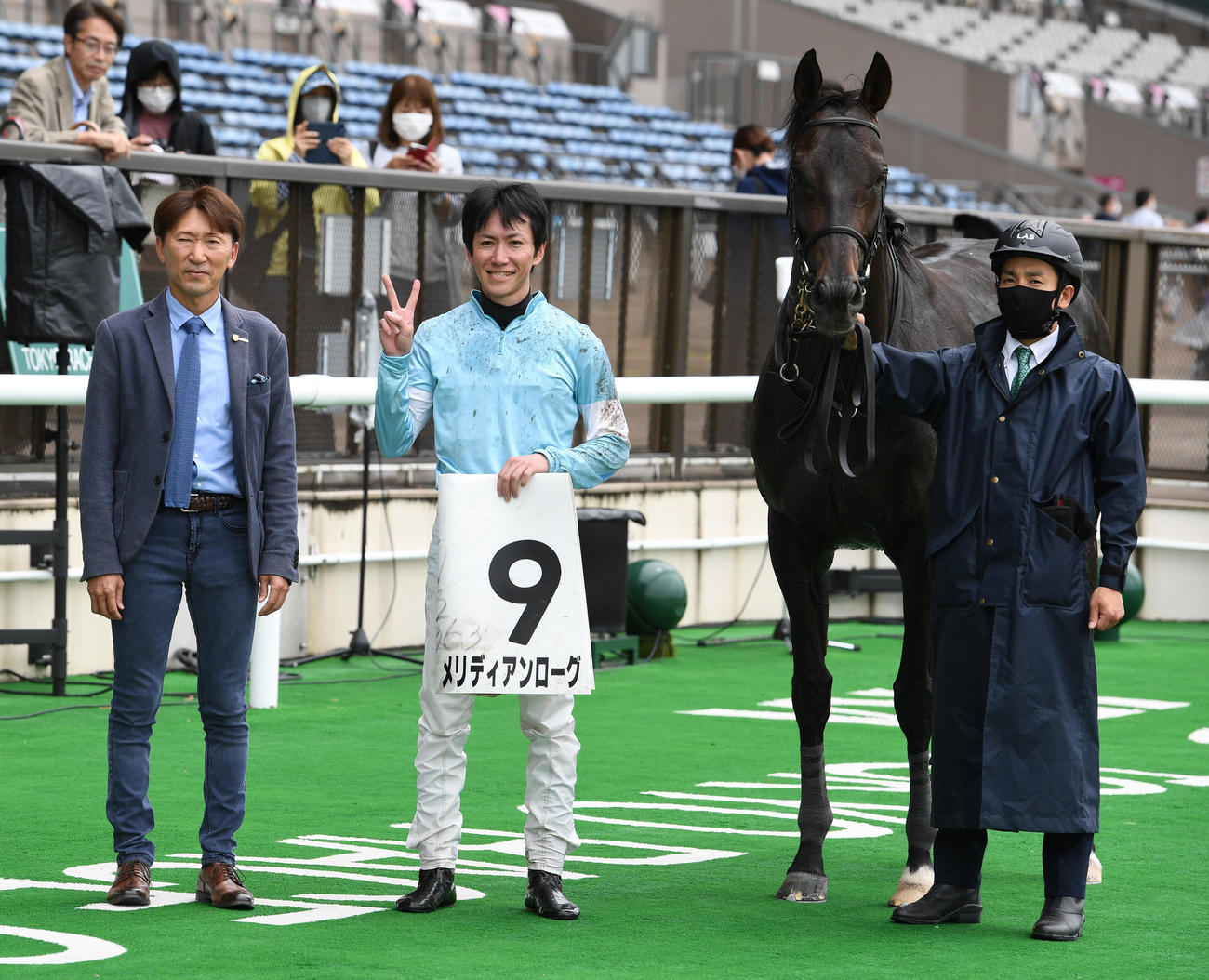 メリディアンローグでJRA通算200勝を達成した五十嵐騎手（中央）、蛯名正調教師（左）（撮影・柴田隆二）