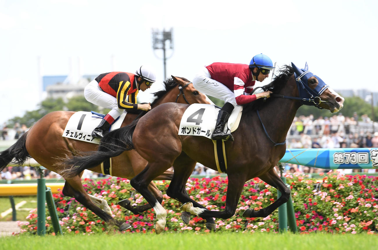 東京5R、新馬戦を制したボンドガール（右）、2着チェルヴィニア（撮影・柴田隆二）
