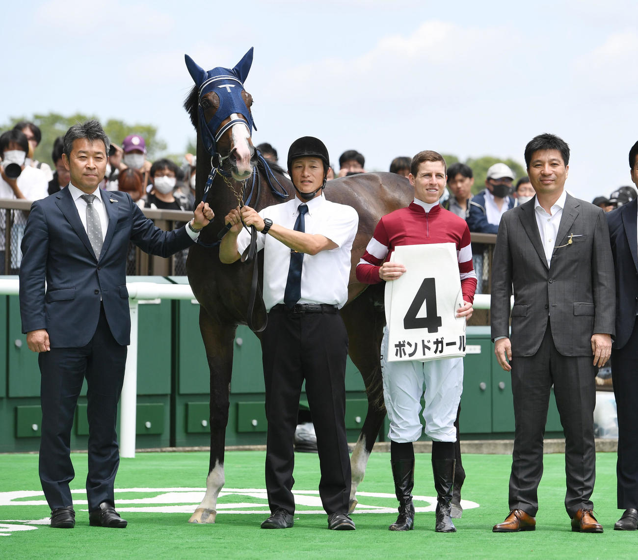 東京5R、新馬戦を制したボンドガール、手塚調教師（左）、藤田晋オーナー（右）、レーン騎手（右から2人目）