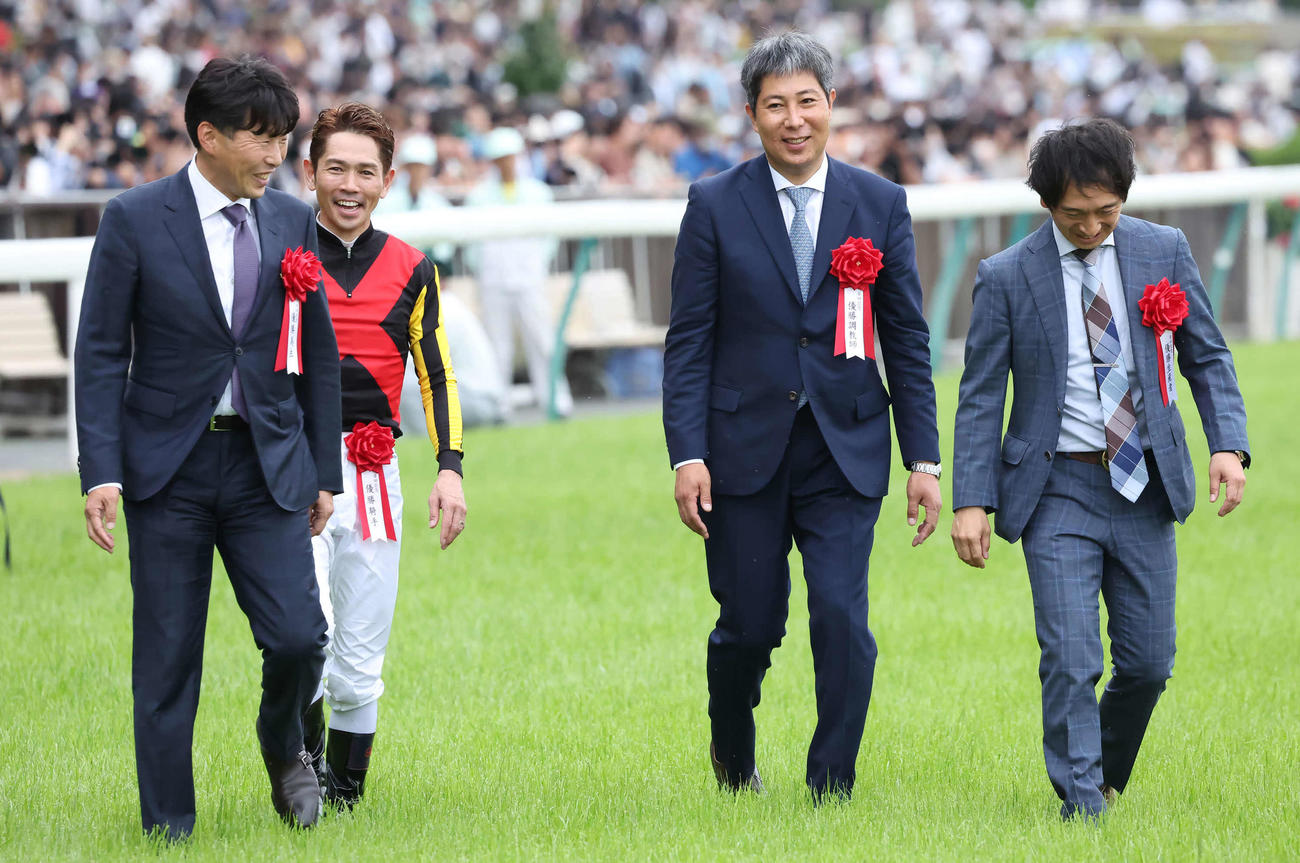 安田記念を制して笑顔のソングライン関係者。左からサンデーレーシングの吉田氏、戸崎騎手、林師
