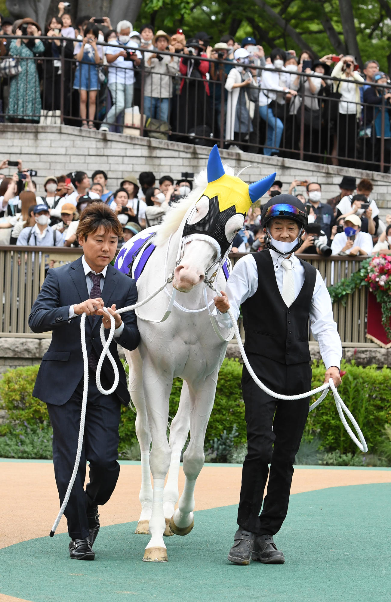 安田記念でパドックを回るソダシ、右は今浪厩務員（2023年6月4日撮影）