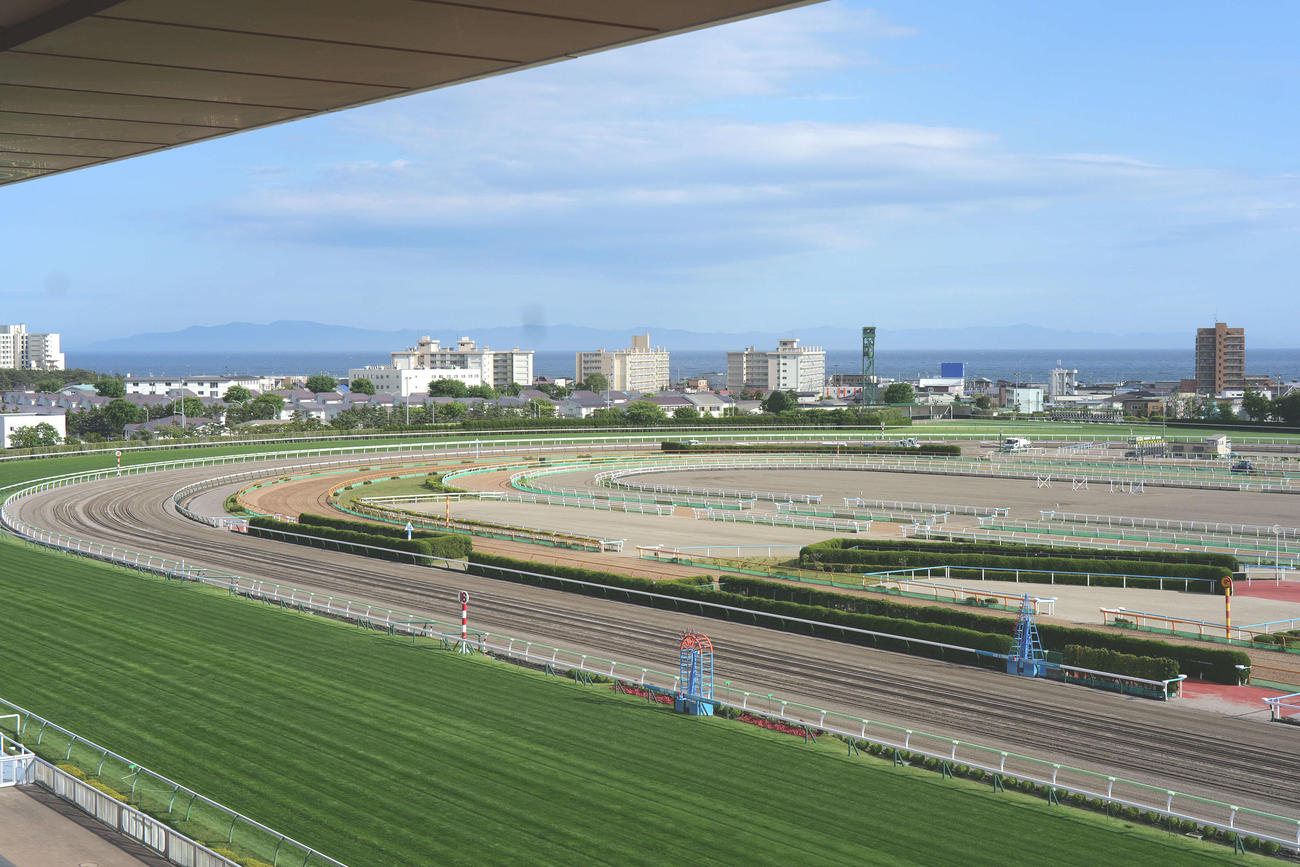 函館競馬場の記者席からの眺めは素晴らしい（撮影・阿部泰斉）