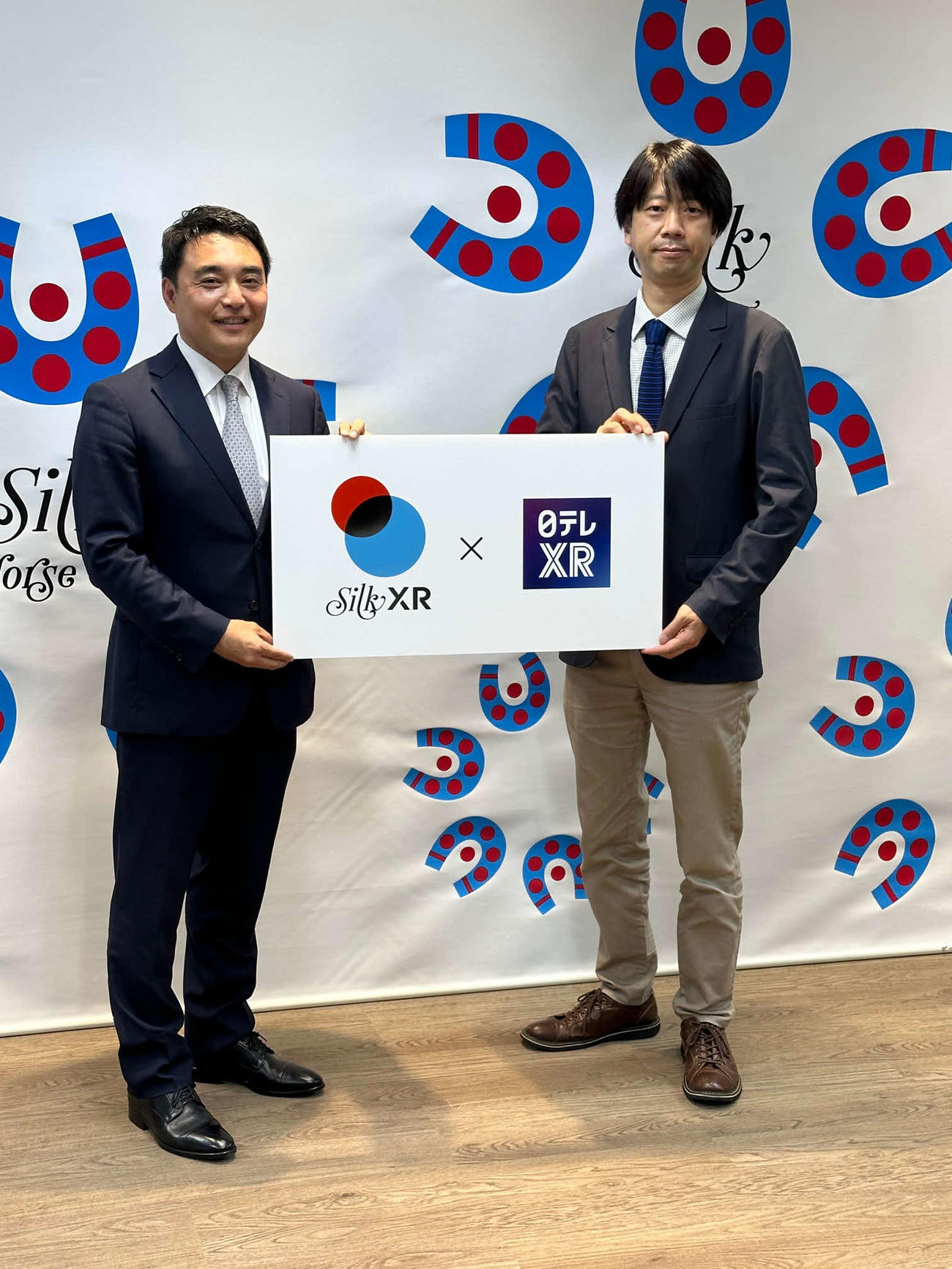 シルクレーシングの米本昌史代表（左）と日本テレビXRチーム藤井彩人チーフ・アート・ディレクター