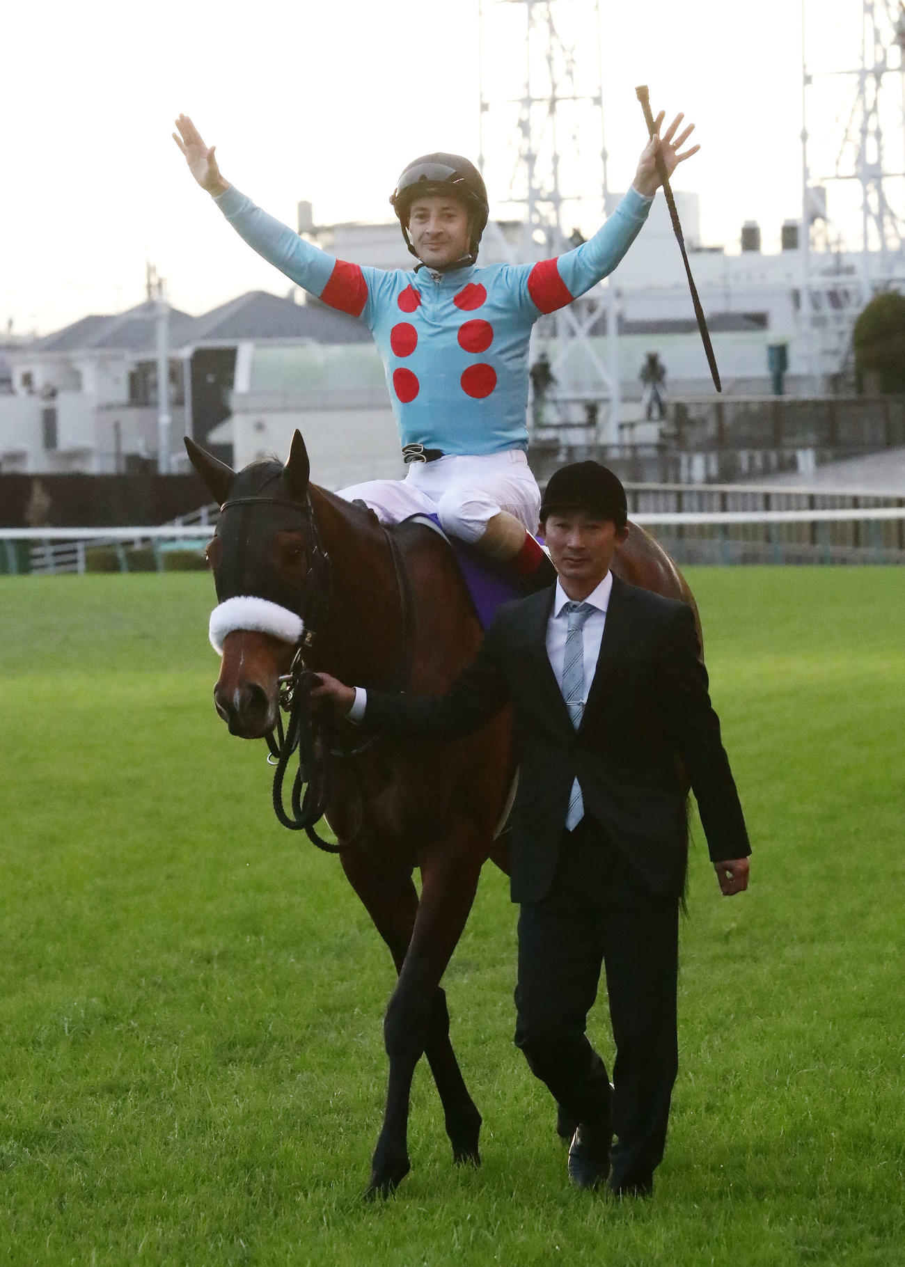 引退レースとなった20年のジャパンCを制したアーモンドアイと喜ぶルメール騎手（20年11月29日撮影）