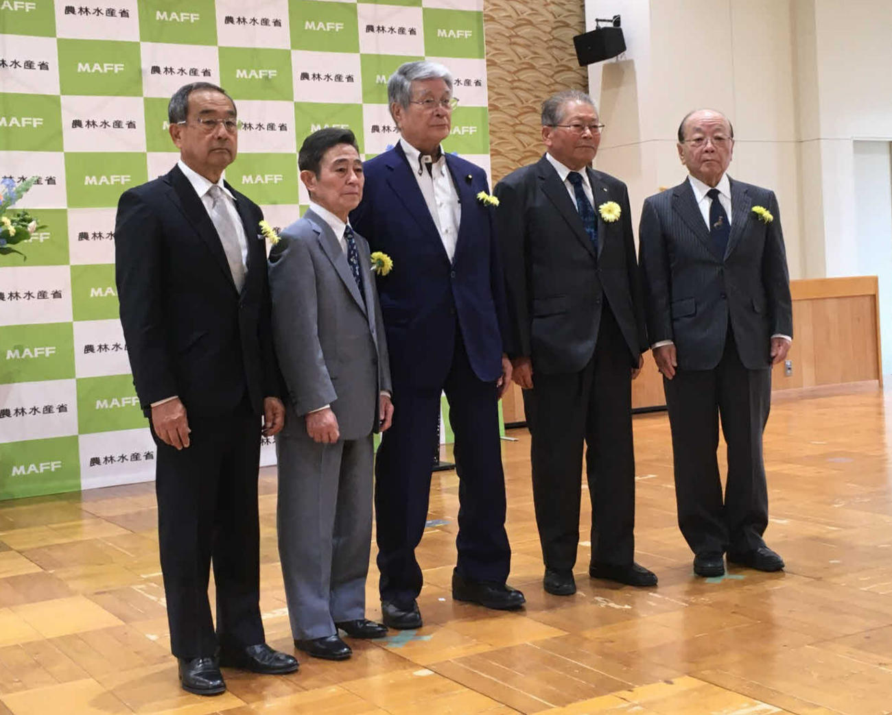左から橋田満氏、佐々木竹見氏、野村農林水産大臣、中島滋氏、仲田和雄氏