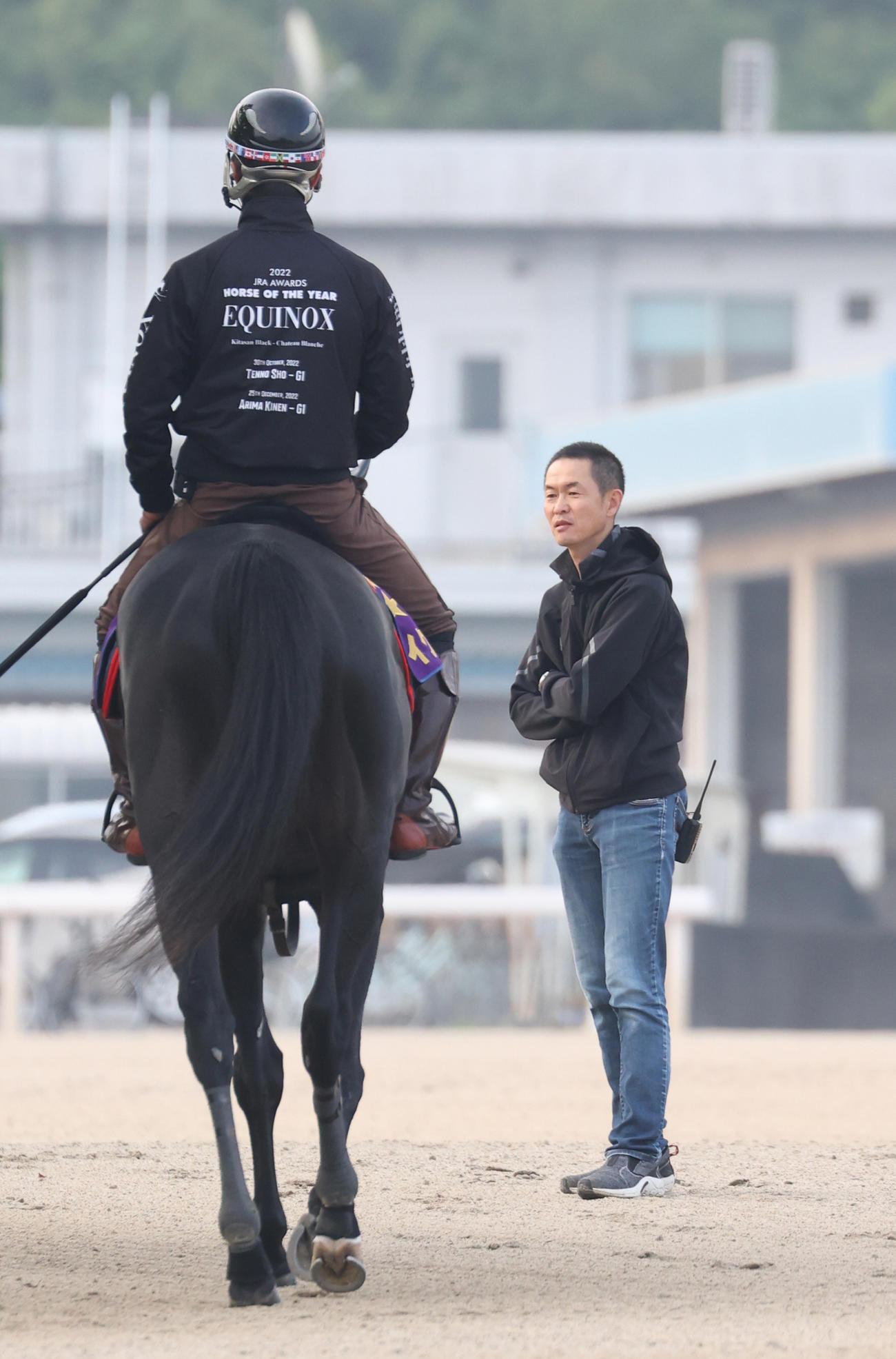 追い切り前のイクイノックスを見守る木村師