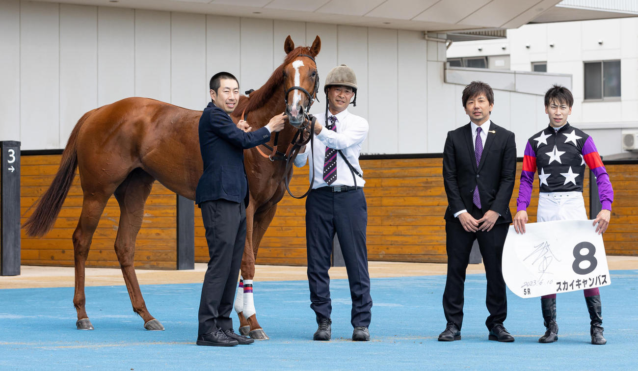 デビュー戦を制したスカイキャンバスの口取り（撮影・村野早祐）
