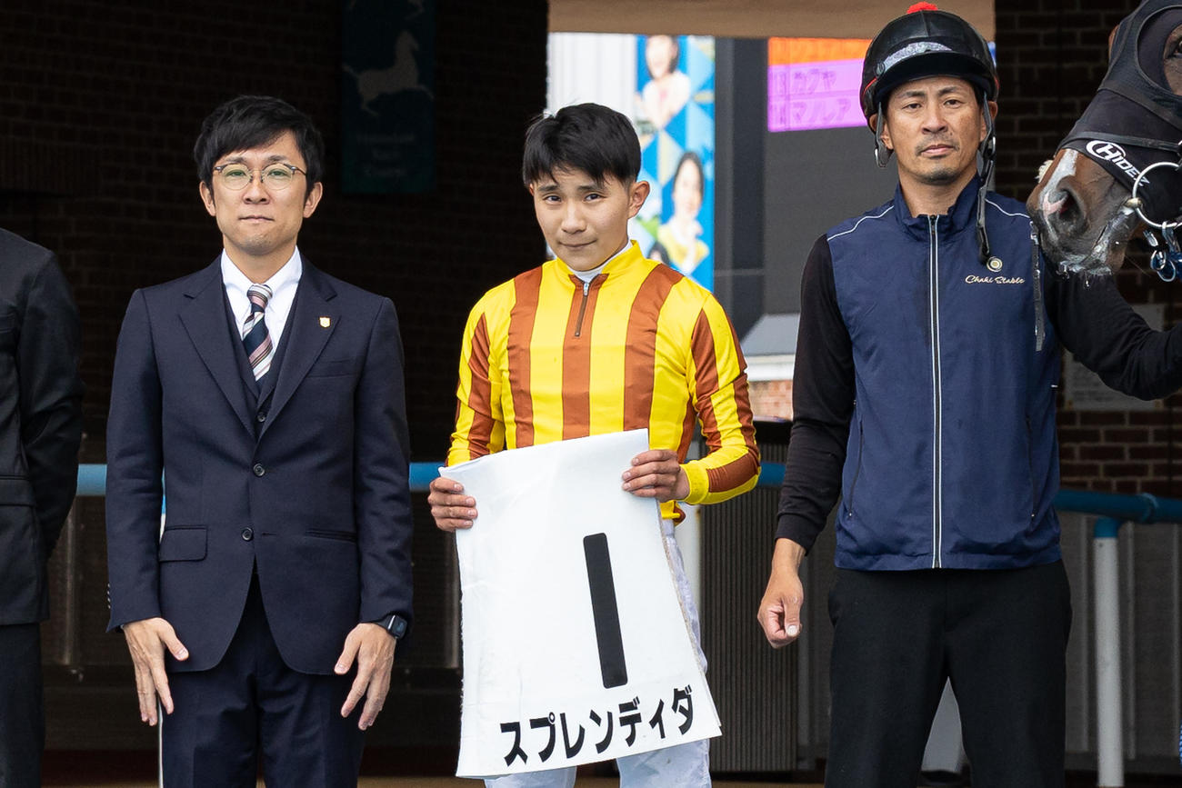 函館1Rをスプレンディダで勝利した佐々木大輔騎手（中央）（撮影・村野早祐）