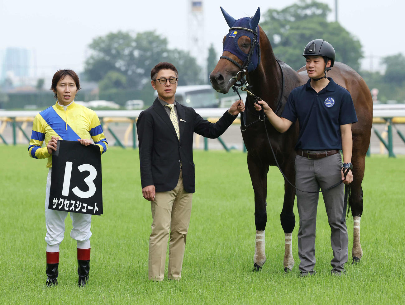 ジューンSを制したサクセスシュートの口取りをする田辺騎手（左）と久保田師（中央）（撮影・丹羽敏通）