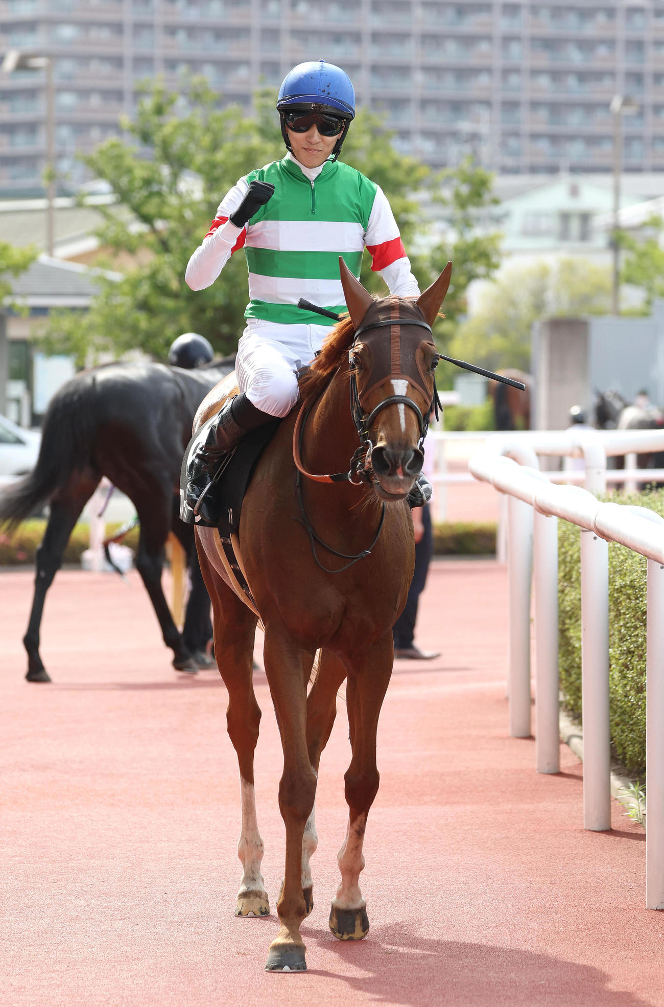 スリーパーダで水無月Sを制しガッツポーズで引き揚げる坂井騎手（撮影・白石智彦）