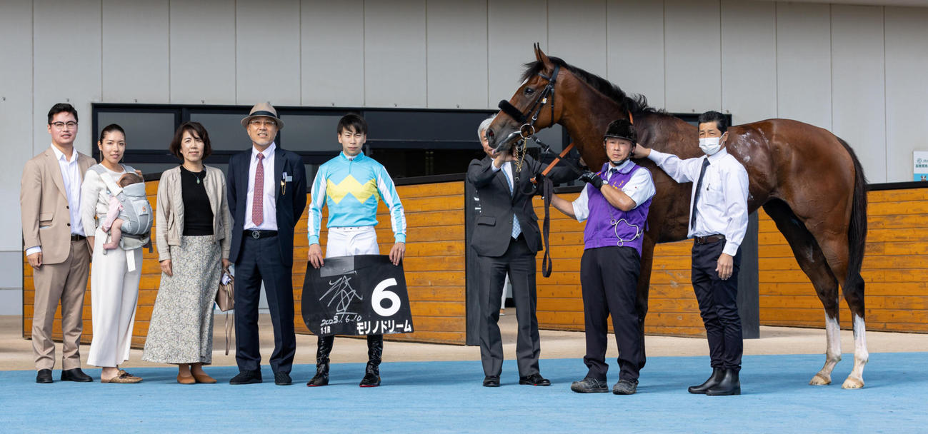 函館日刊スポーツ杯を制したモリノドリームと写真に納まる横山武騎手（左から5人目）と関係者（撮影・村野早祐）