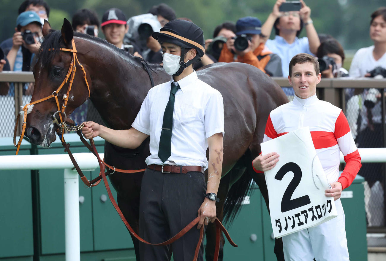 東京5R、ダノンエアズロックのデビュー戦を制して東京の2歳新馬戦を5戦5勝としたレーン騎手（撮影・丹羽敏通）