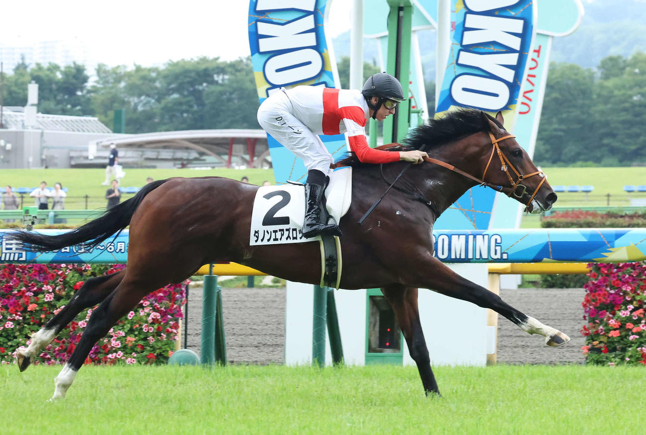東京5R、デビュー戦を快勝したダノンエアズロックとレーン騎手（撮影・丹羽敏通）