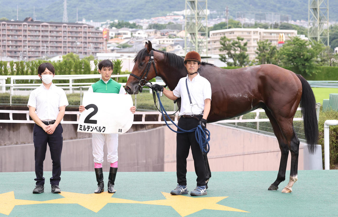 阪神5R、新馬戦を快勝したミルテンベルクと口取りに並ぶ藤岡康騎手（中央）（撮影・白石智彦）