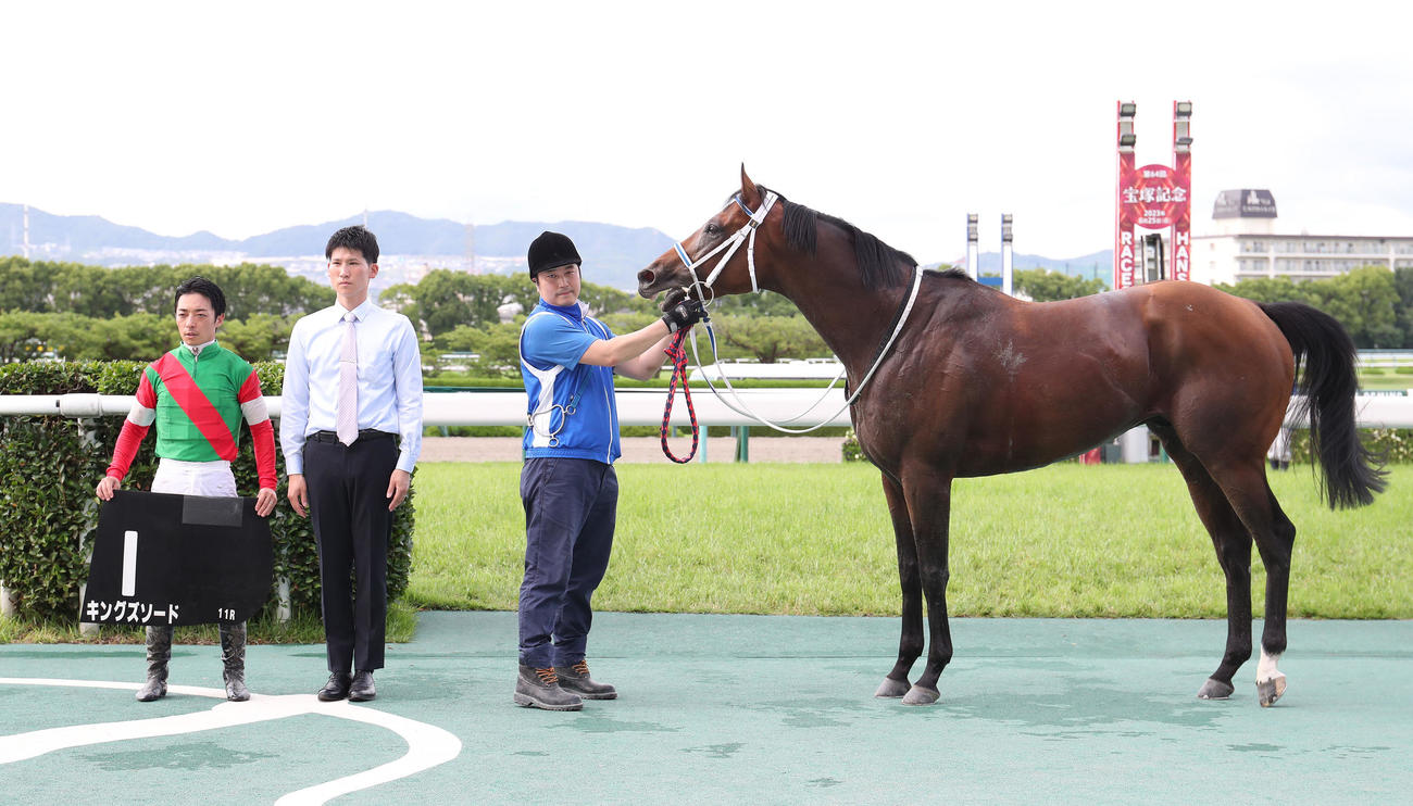 阪神11R、三宮Sを勝利したキングズソードと口取りに並ぶ川田騎手（左）（撮影・白石智彦）