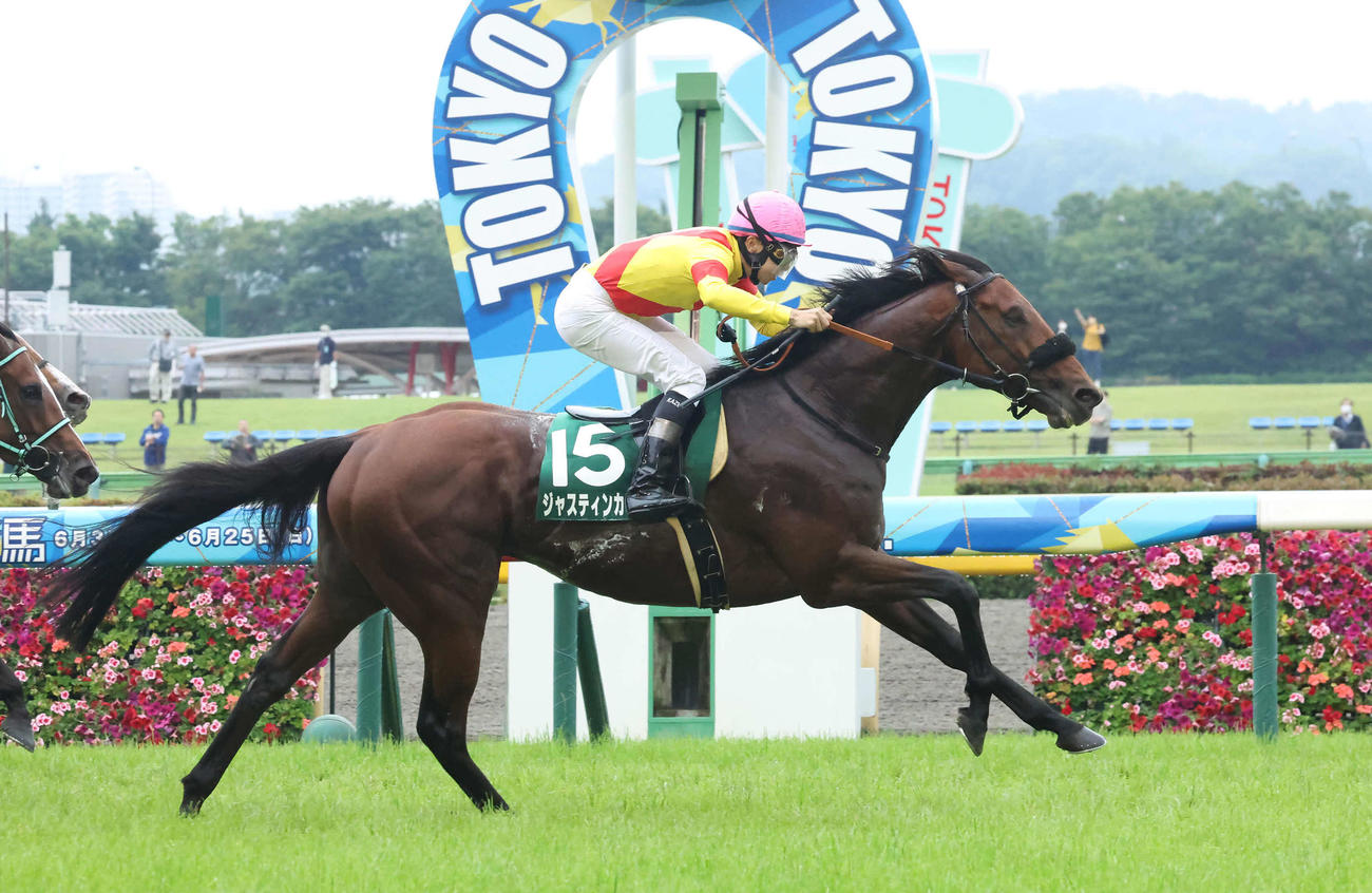 エプソムCを制したジャスティンカフェと横山和騎手（撮影・丹羽敏通）
