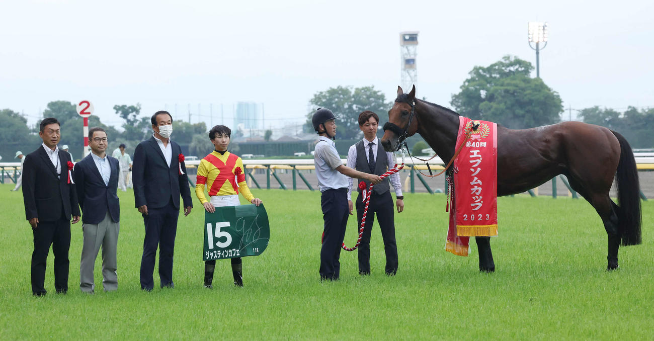 東京11R、エプソムCを制したジャスティンカフェの口取りをする横山和騎手と関係者（撮影・丹羽敏通）