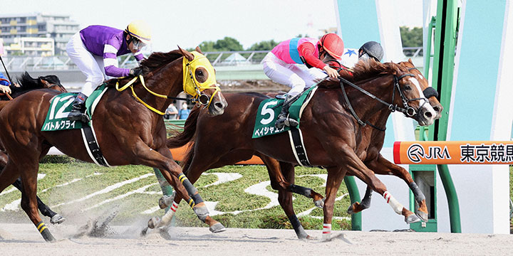 ユニコーンSを制したペイシャエス（中央）と菅原明良騎手＝2022年6月19日、東京競馬場