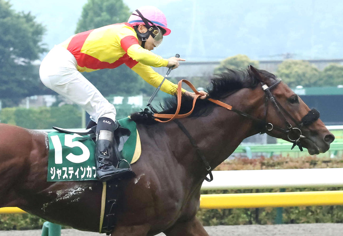 エプソムCを制したジャスティンカフェと横山和騎手（撮影・丹羽敏通）