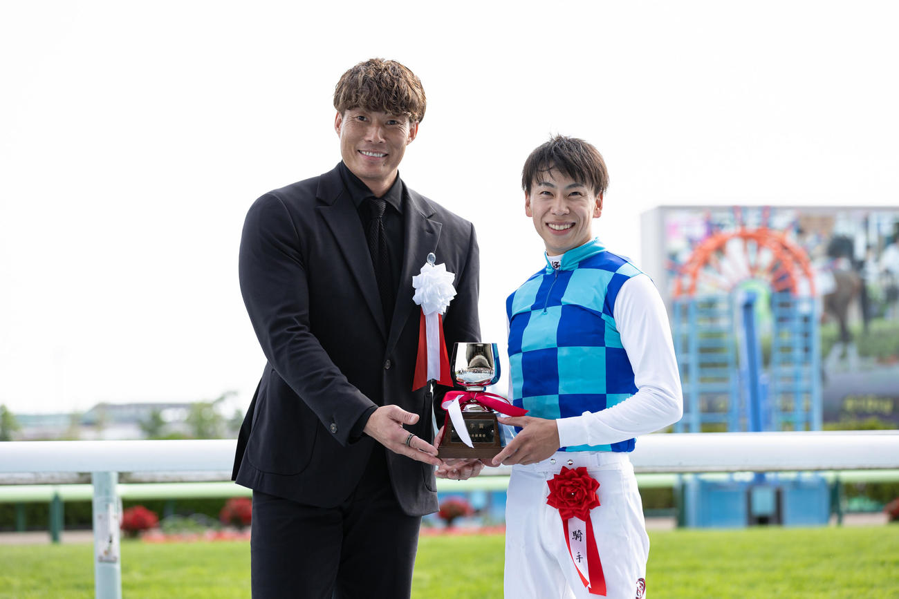 函館SSの表彰式で記念撮影に収まるプレゼンターの糸井嘉男氏（左）と横山武史騎手（撮影・村野早祐）