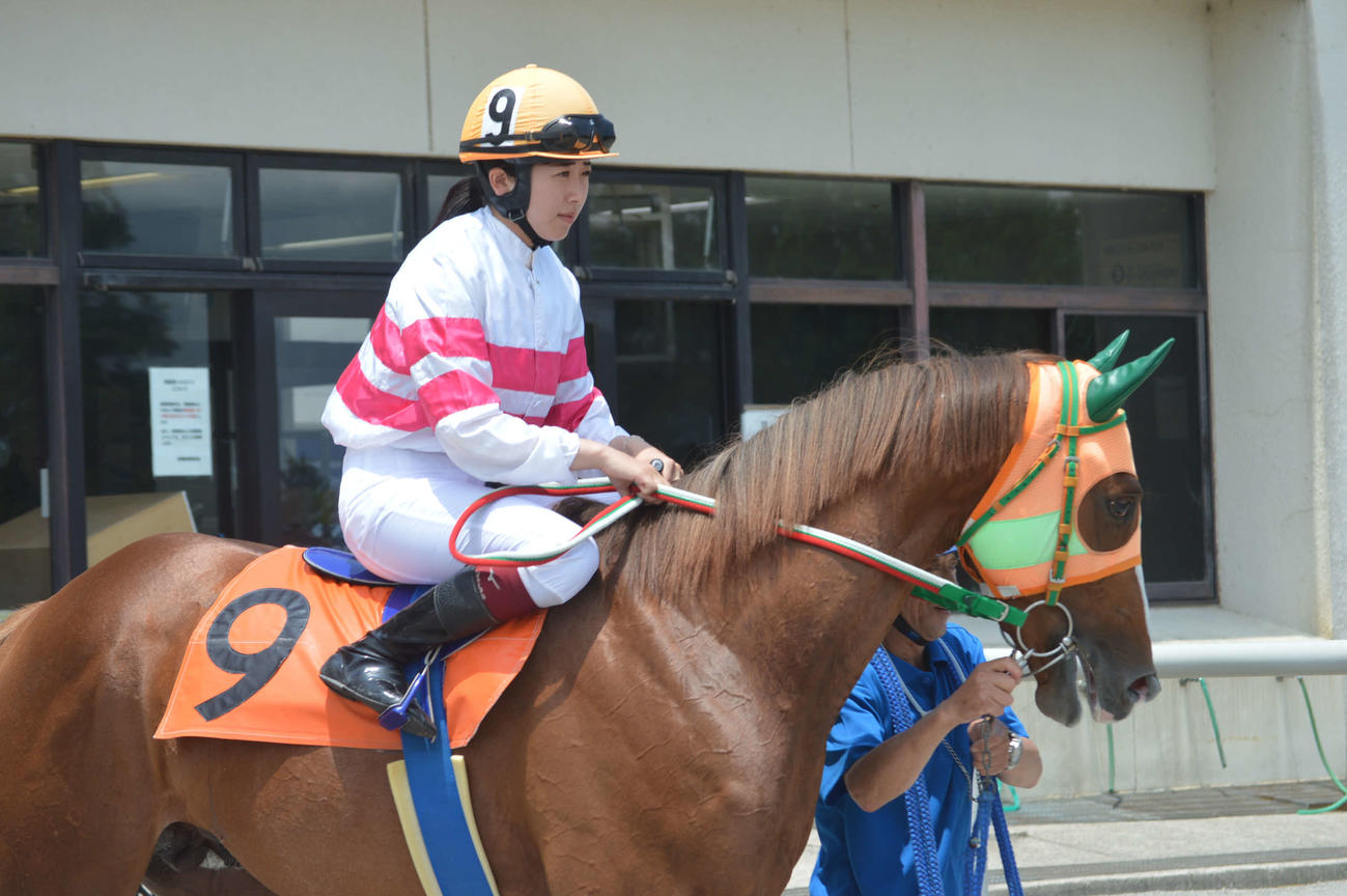 13日、復帰初戦の金沢競馬1Rでウインペルセにまたがる今村聖奈騎手（撮影・藤本真育）