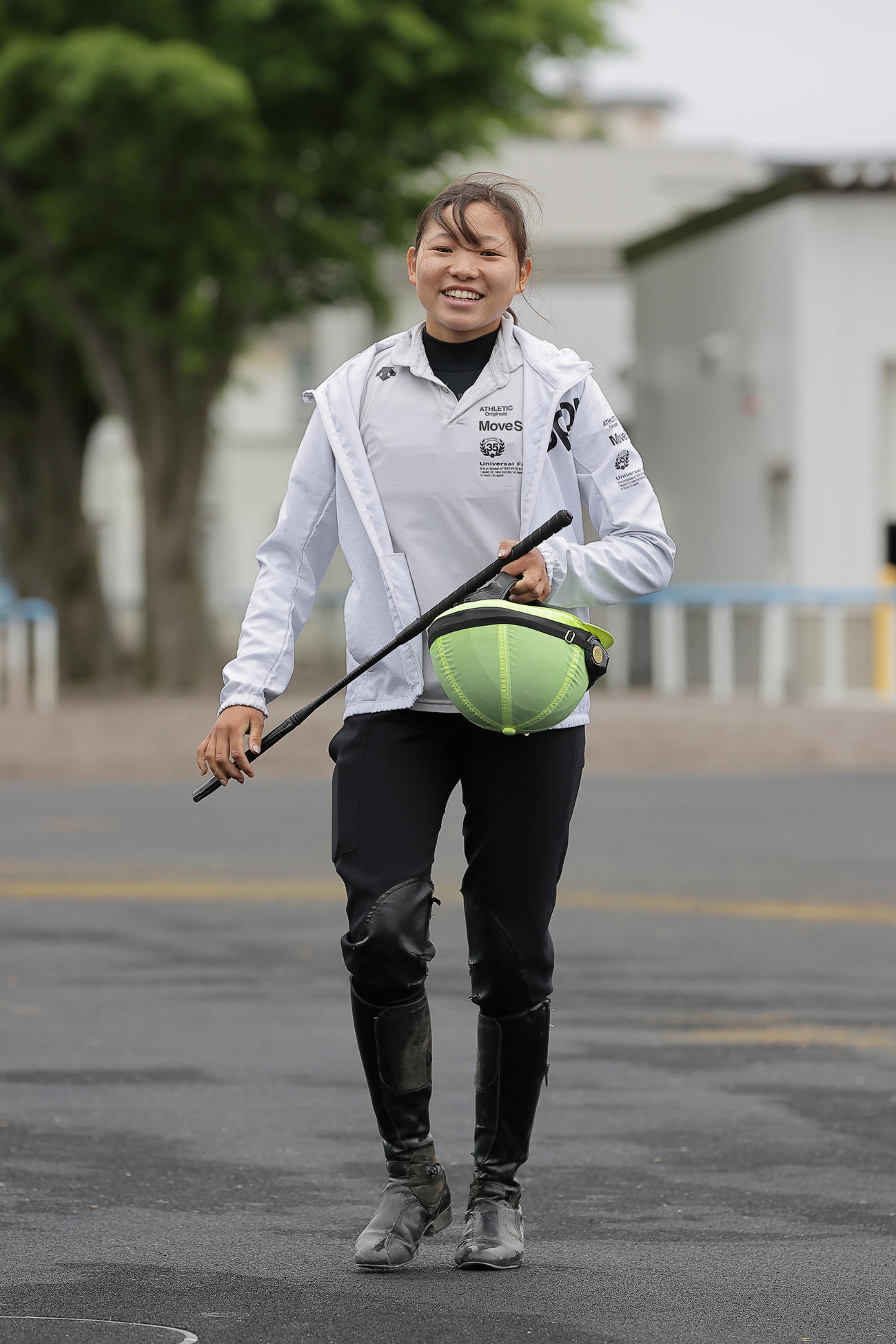 函館競馬場で調教騎乗に励む小林美駒騎手