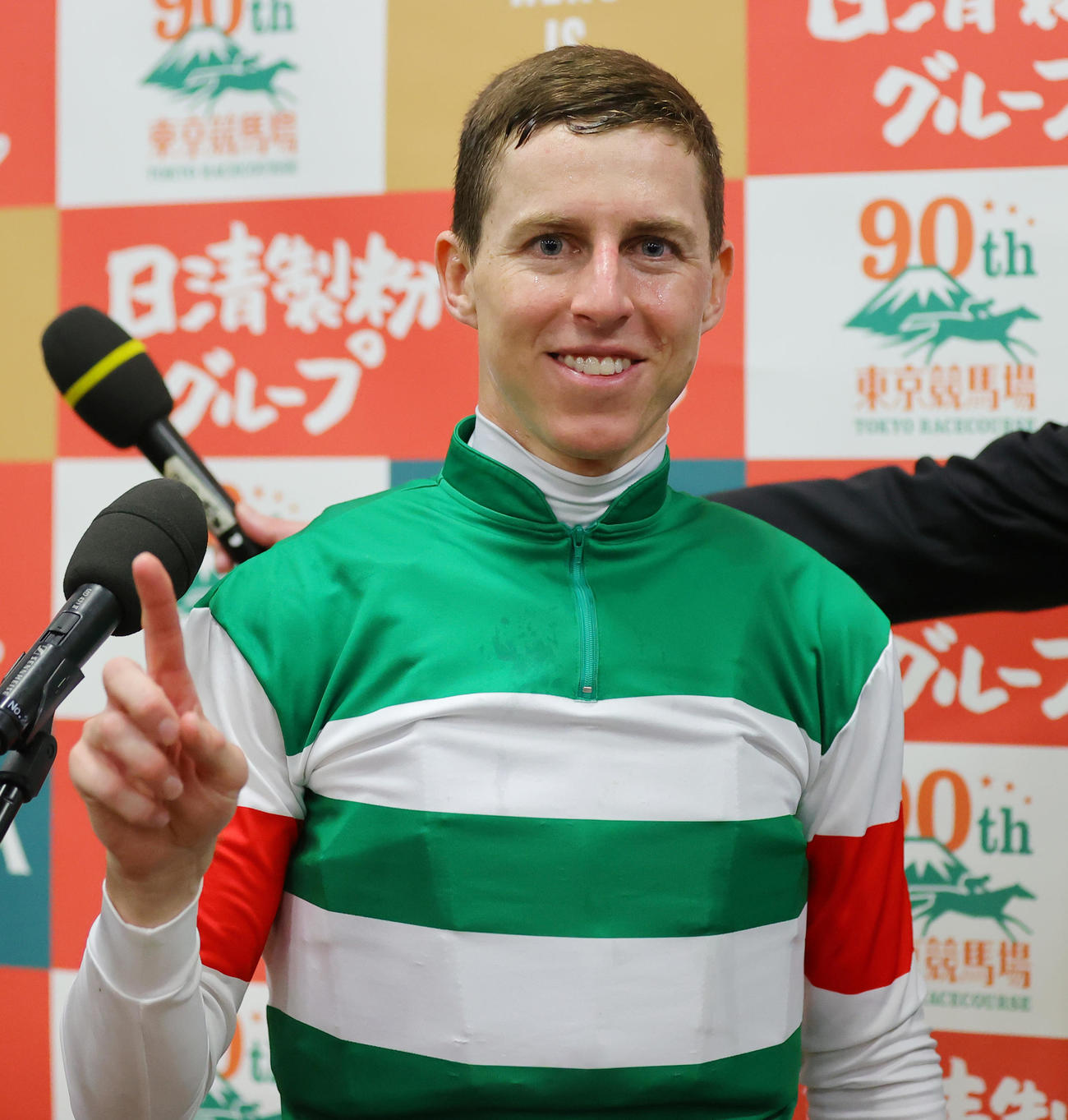 5月28日、日本ダービーを制し笑顔で1番ポーズのレーン騎手