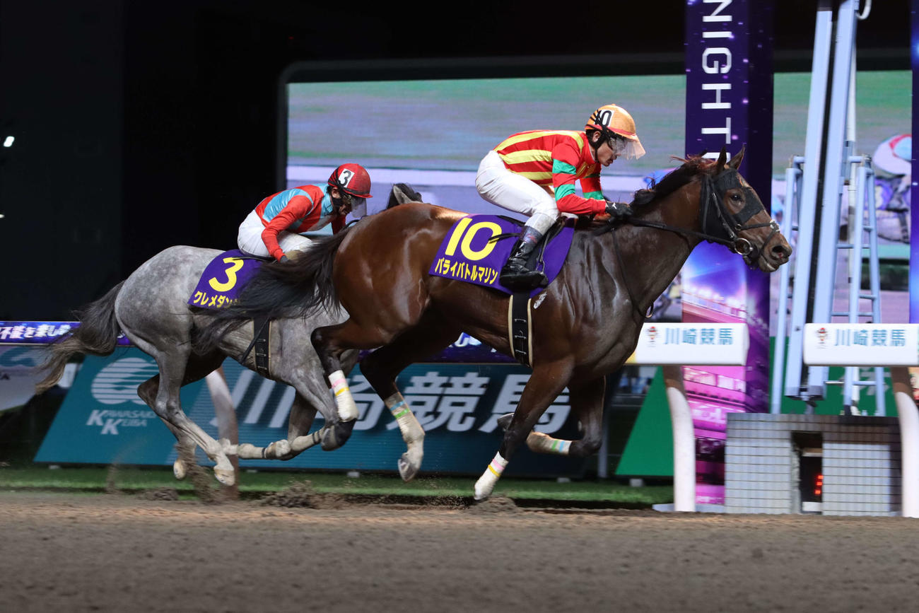 4コーナーで先頭に立ち関東オークスを制したパライバトルマリンと戸崎圭太騎手