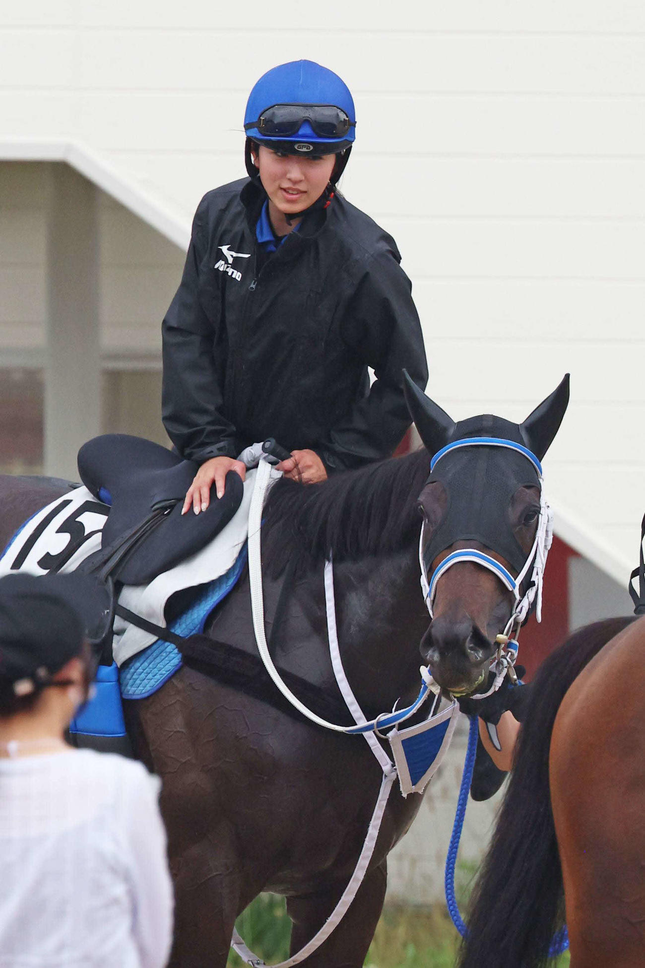 14日、追い切りを終え、ハギノメーテルから下馬する今村聖奈騎手